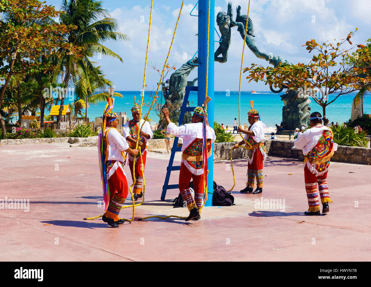 Papantla hommes volants homme volant à Playa del Carmen, Mexique Banque D'Images