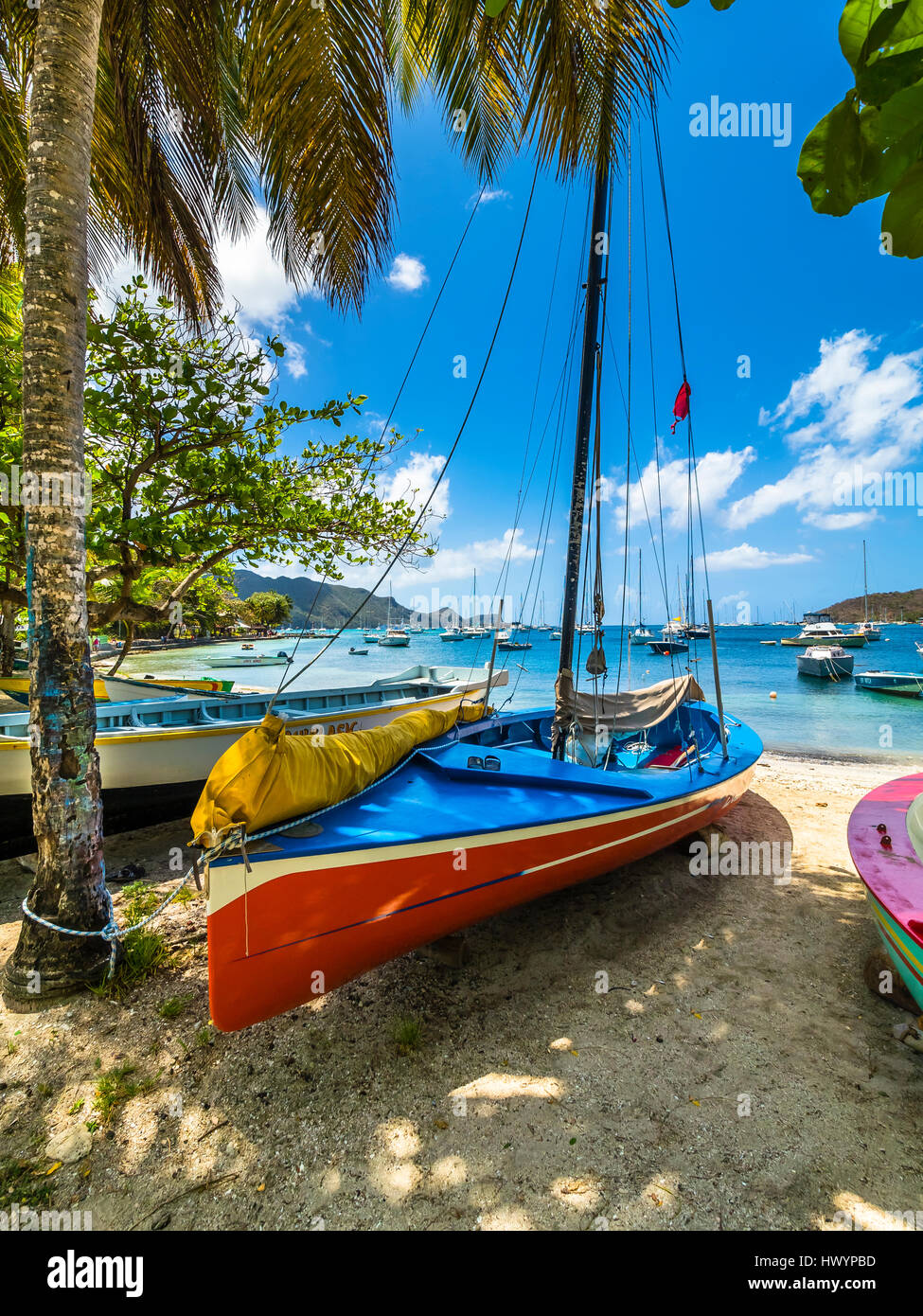 Caraïbes, St Vincent et les Grenadines, Bequia, la baie de Port Elisabeth avec des navires à voile sur la plage Banque D'Images