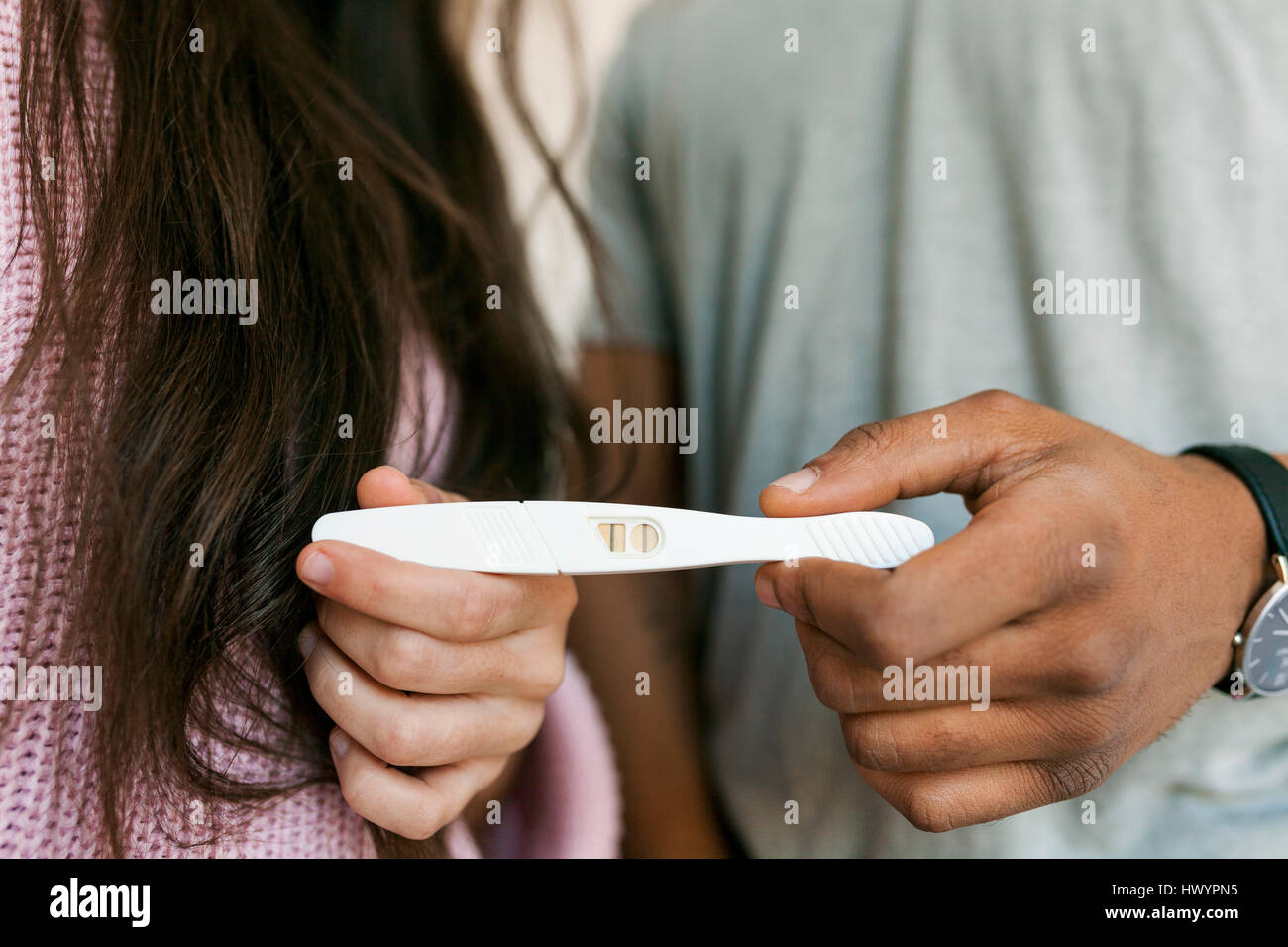 Young couple holding test de grossesse positif Banque D'Images