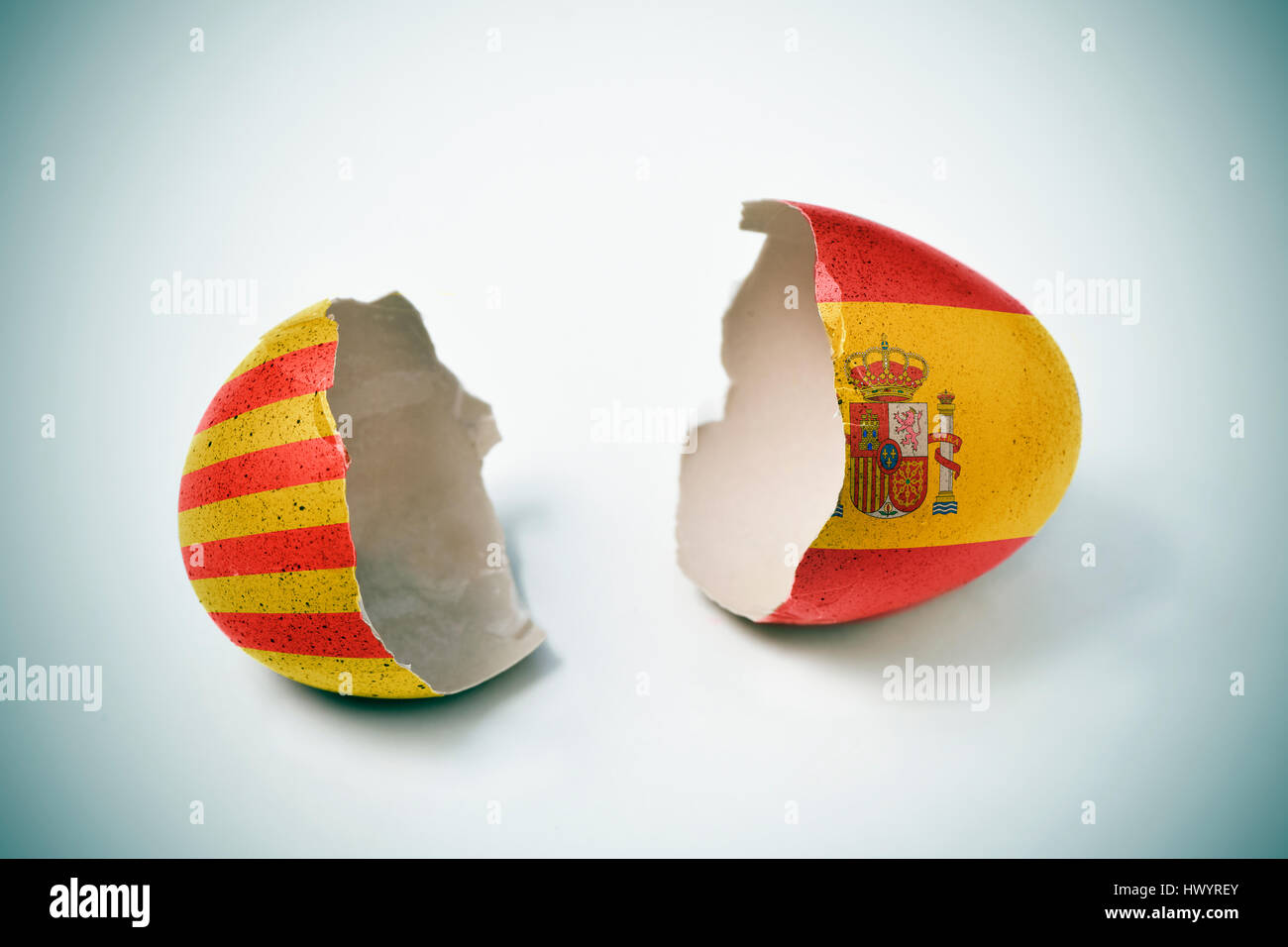 Les deux moitiés d'une coquille fêlée, un dessin avec le drapeau de la Catalogne et de l'autre, avec le drapeau de l'Espagne Banque D'Images