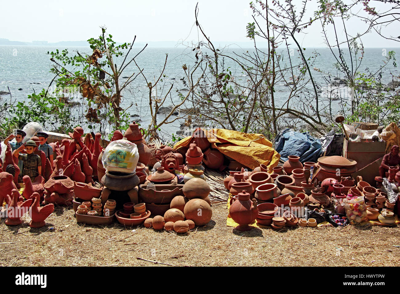 Côté route temporaire pour la vente d'affiche de décrochage de l'argile et de terre cuite traditionnels faits à la main les ustensiles et autres articles de ménage à Baga Beach à Goa Banque D'Images