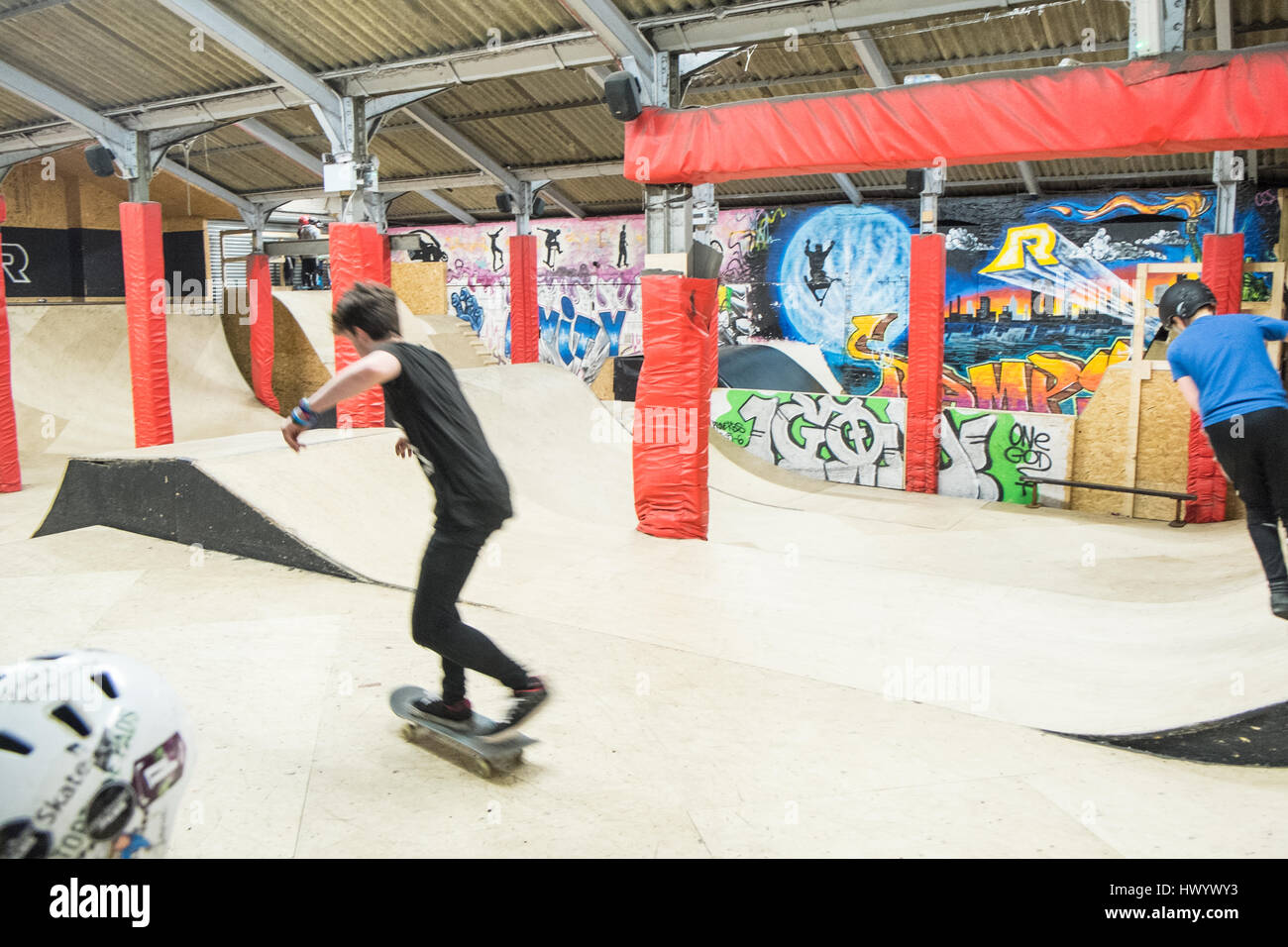 Les adolescents,teen,les garçons,les jeunes,sur,skateboardSKATEBOARDS,skateboards,hobby,activité,active,a,la piscine, Llanelli,Rampe,Rampes,skatepark,Royaume-Uni, pays de Galles, Banque D'Images