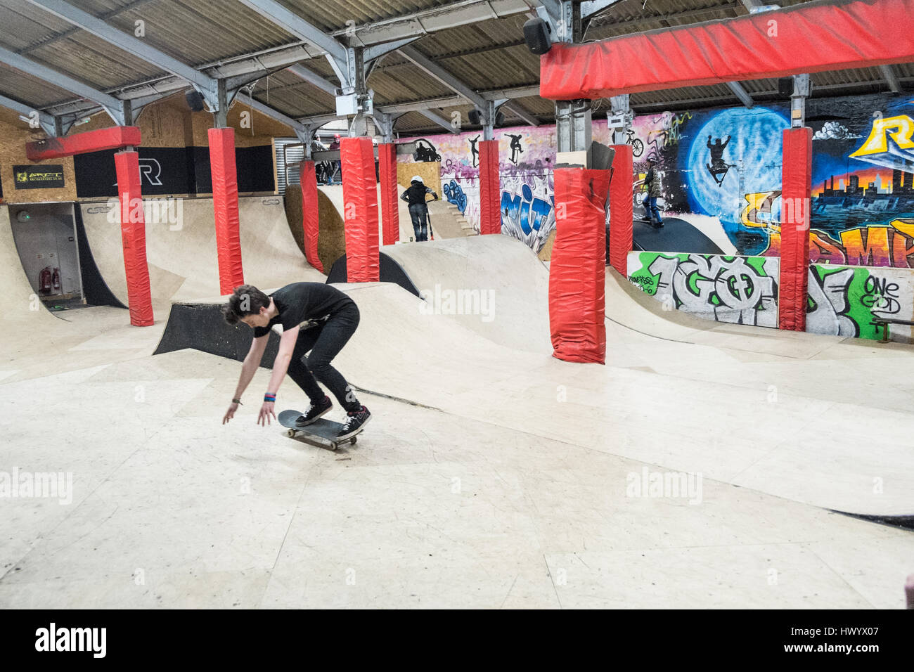 Les adolescents,teen,les garçons,les jeunes,sur,skateboardSKATEBOARDS,skateboards,hobby,activité,active,a,la piscine, Llanelli,Rampe,Rampes,skatepark,Royaume-Uni, pays de Galles, Banque D'Images