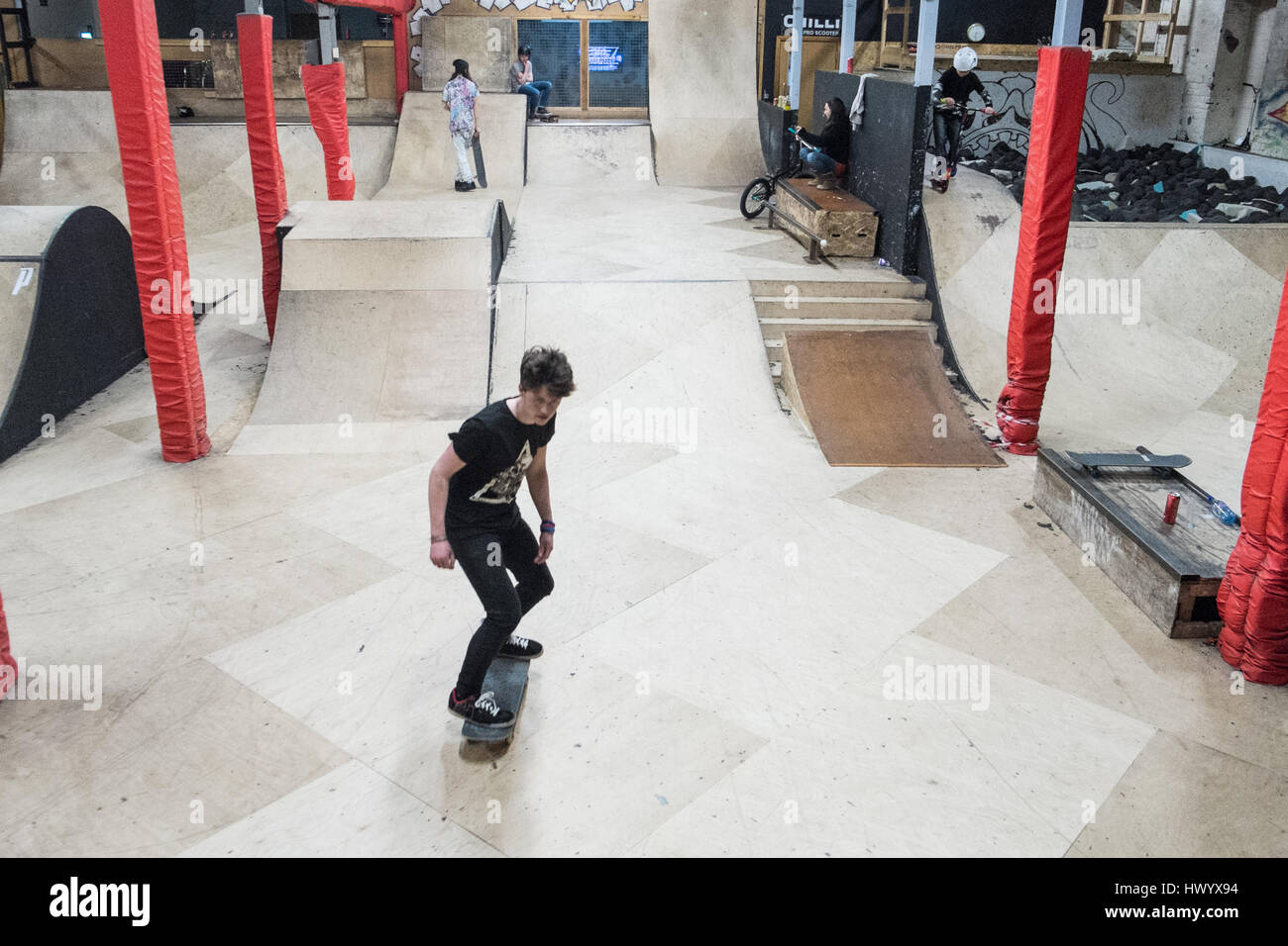 Les adolescents,teen,les garçons,les jeunes,sur,skateboardSKATEBOARDS,skateboards,hobby,activité,active,a,la piscine, Llanelli,Rampe,Rampes,skatepark,Royaume-Uni, pays de Galles, Banque D'Images