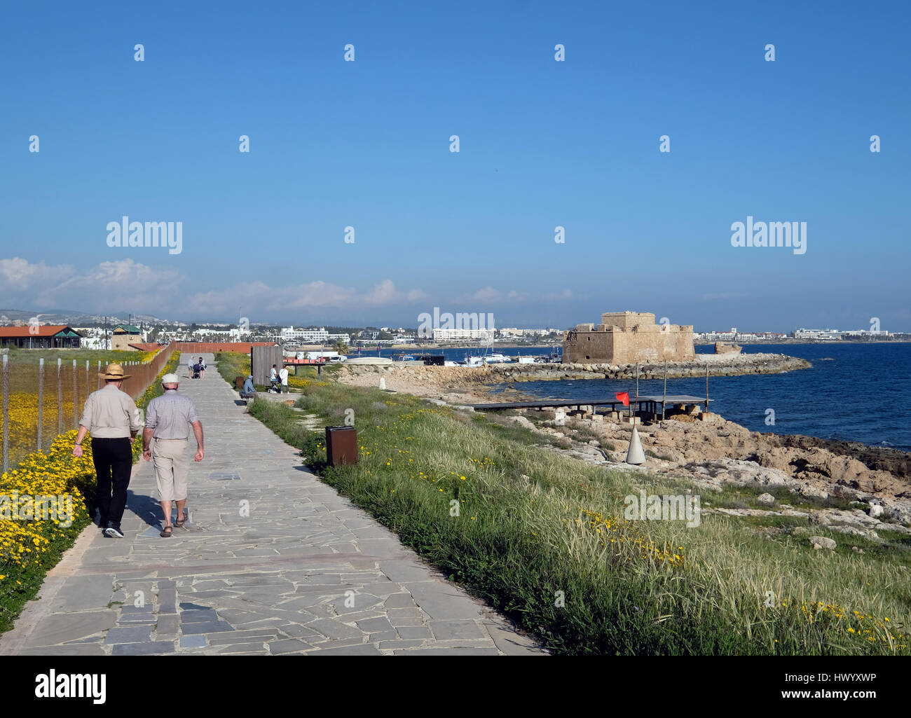 Un couple marche le long du sentier du littoral à Kato Paphos, Paphos, Chypre au printemps. Banque D'Images
