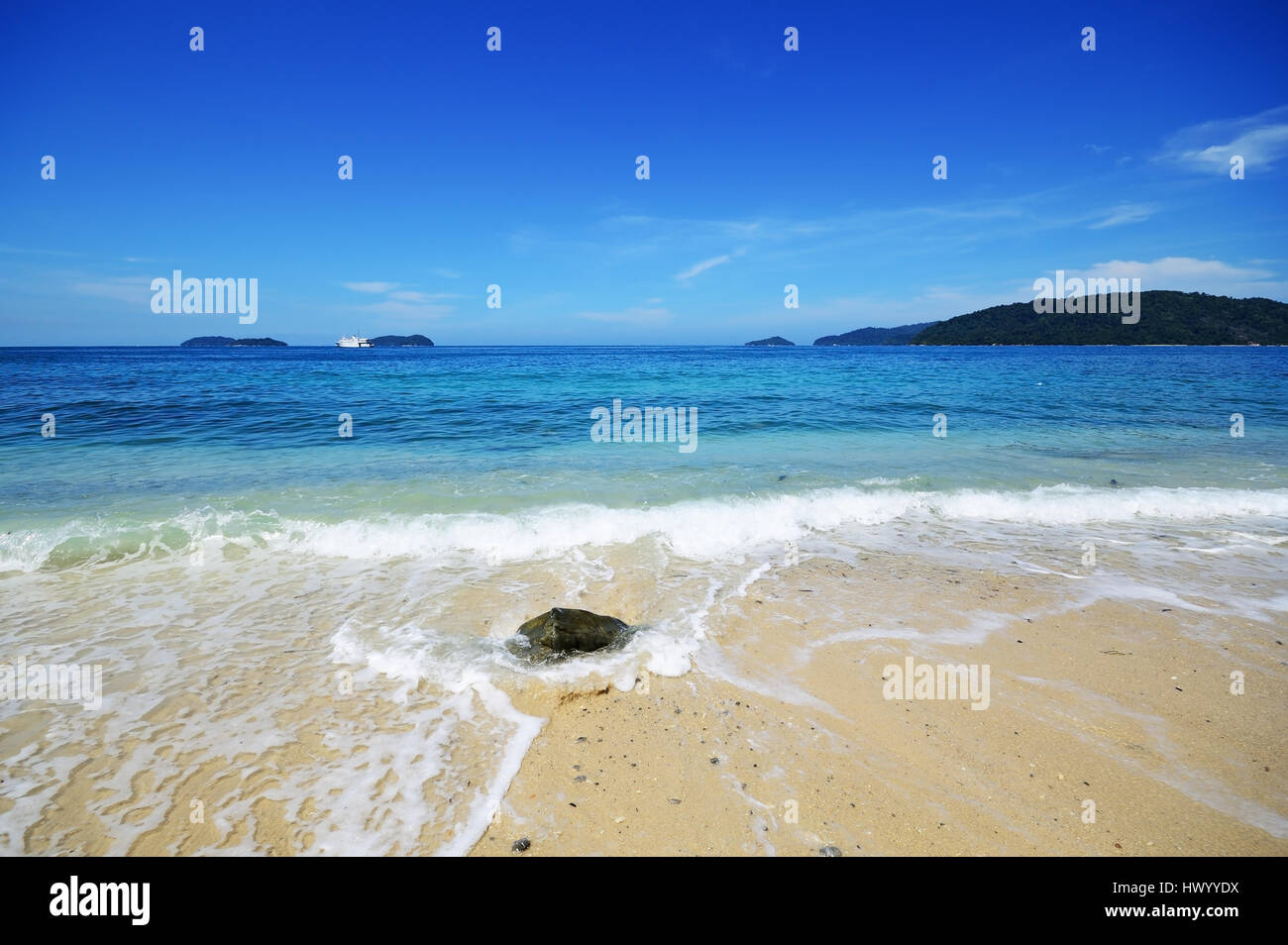 Journée ensoleillée à la plage de Kota Kinabalu, à Sabah, Malaisie Bornéo. Banque D'Images