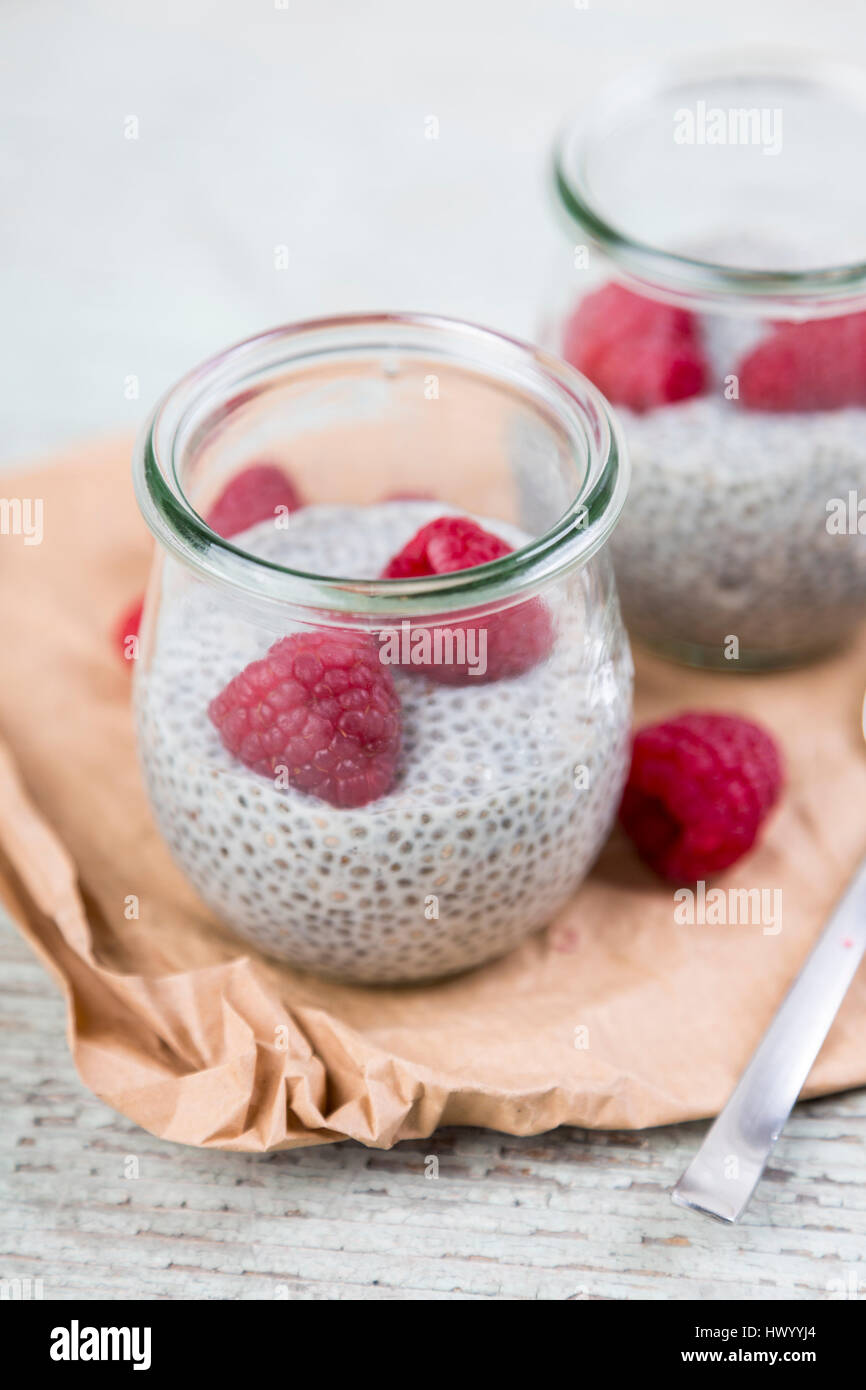 Verre de chia pudding avec le lait de soja vanille et framboises Banque D'Images