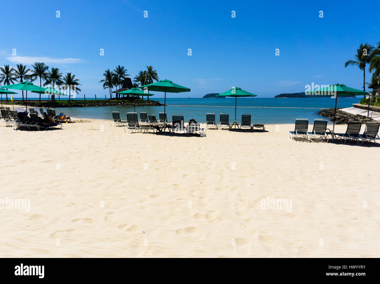 Parasol parasol et chaises longues sur une plage à Kota Kinabalu, Sabah, Bornéo, Malaisie. Banque D'Images