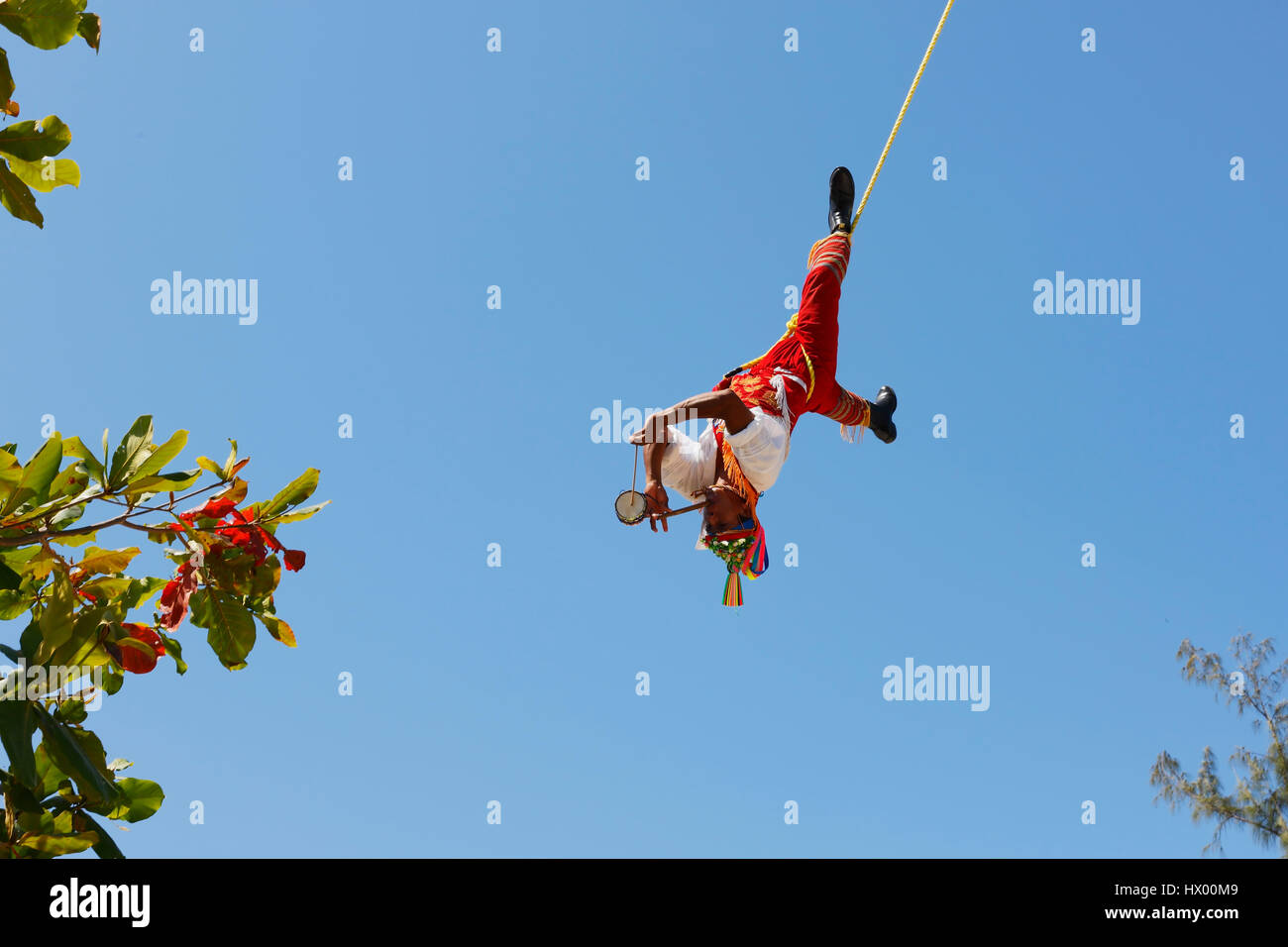 Papantla hommes volants homme volant à Tulum, Mexique Banque D'Images