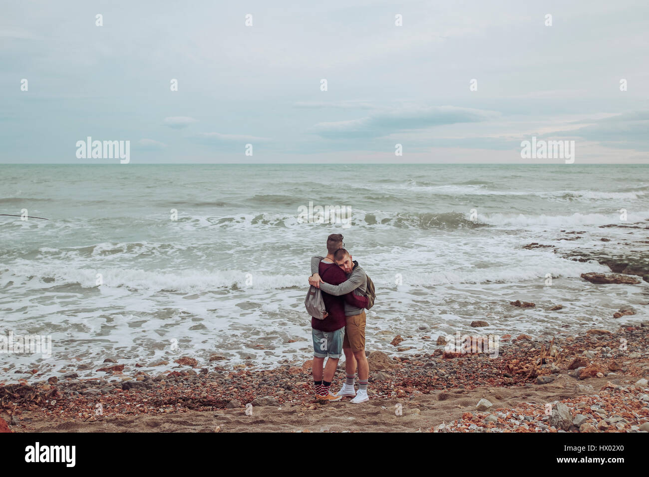 Gay couple at beach Banque de photographies et d’images à haute résolution Alamy