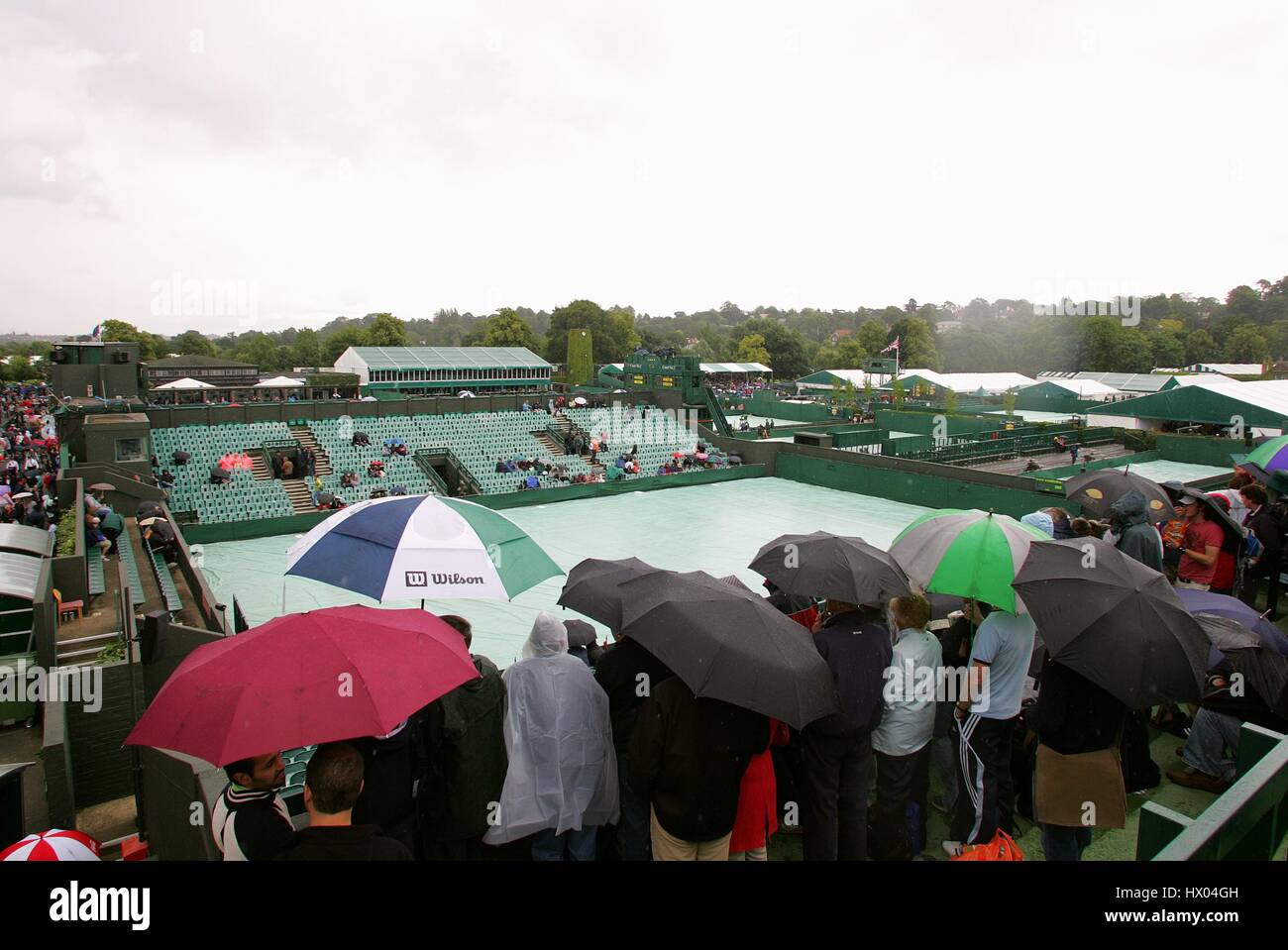 La pluie peut contenir jusqu'JOUER WIMBLEDON 2007 Wimbledon Lawn Tennis Club LONDON ANGLETERRE 25 Juin 2007 Banque D'Images