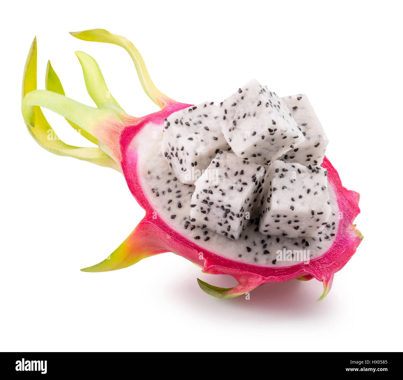 Pitaya ou fruit du dragon avec tranches de cube isolé sur le fond blanc. Banque D'Images