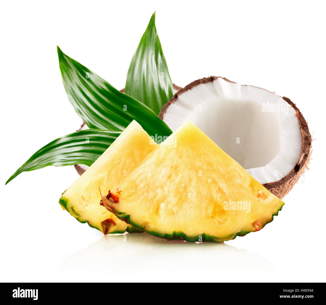 Les tranches d'ananas et la moitié des noix de coco isolé sur le fond blanc. Banque D'Images