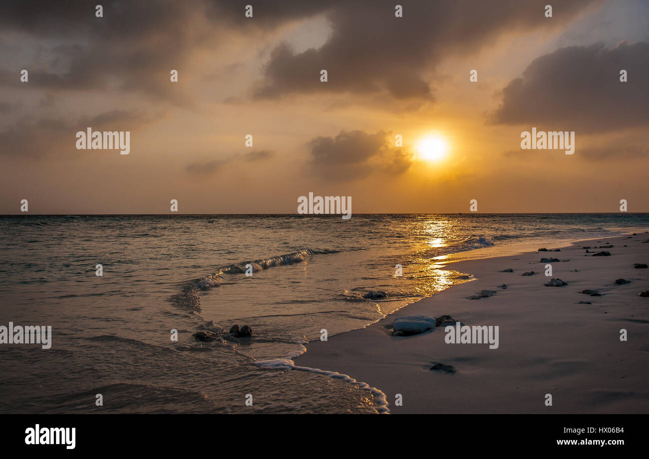 Coucher du soleil dans les Maldives. Beau Soleil colorés au-dessus de l'océan dans les Maldives vu de la plage.incroyable coucher du soleil et de la plage aux Maldives. L'eau calme Banque D'Images