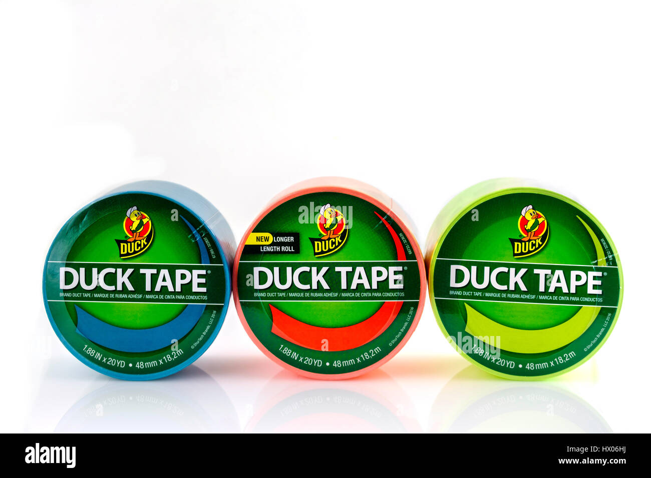 Trois rouleaux de couleur orange, bleu et vert Duck Tape sur un fond blanc. Décoration, USA. Banque D'Images