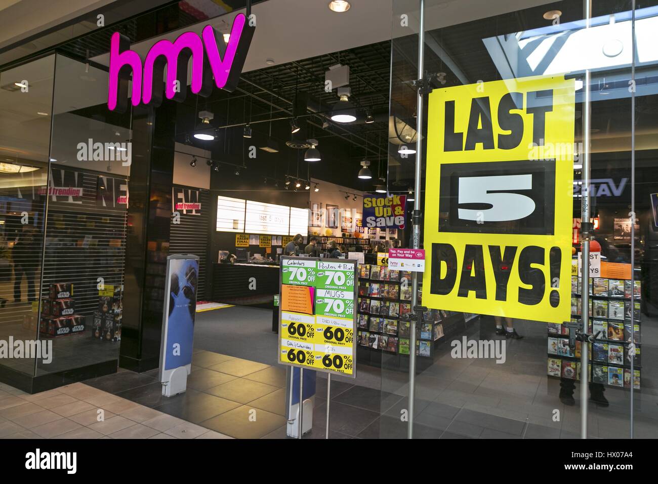 HMV Canada Calgary Alberta Market Mall fermeture du magasin de musique audio Nationwide. Publicité des cinq derniers jours sur la vue latérale de la fenêtre en verre ouverte Banque D'Images