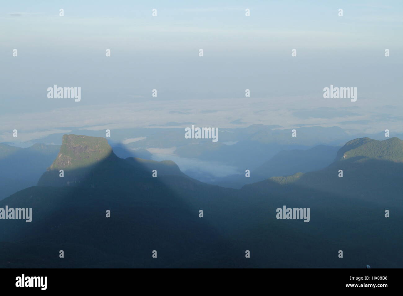 Adam's Peak casting son lever du soleil ombre sur les hauts plateaux du centre de Sri Lanka Banque D'Images