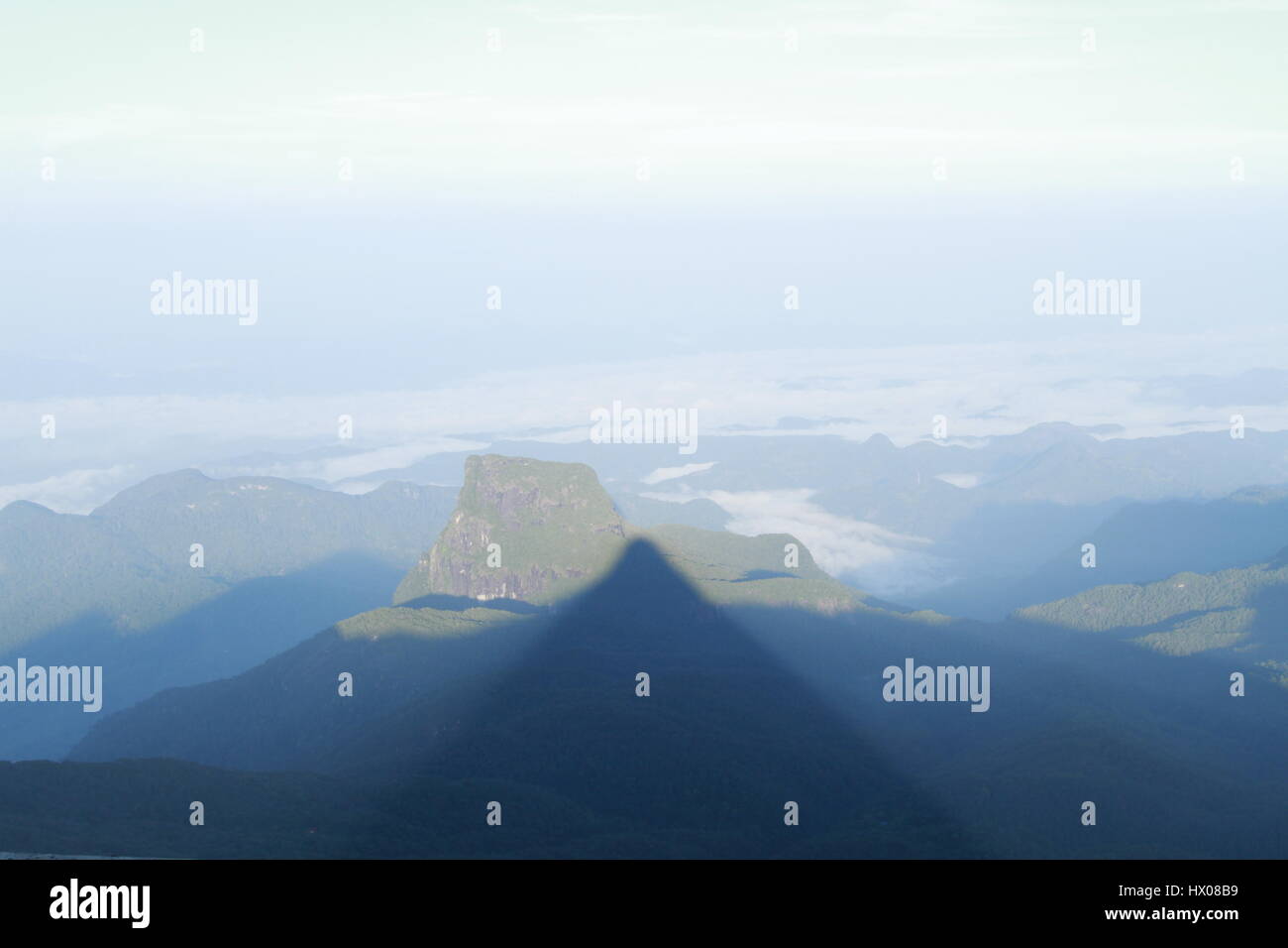 Adam's Peak casting son lever du soleil ombre sur les hauts plateaux du centre de Sri Lanka Banque D'Images