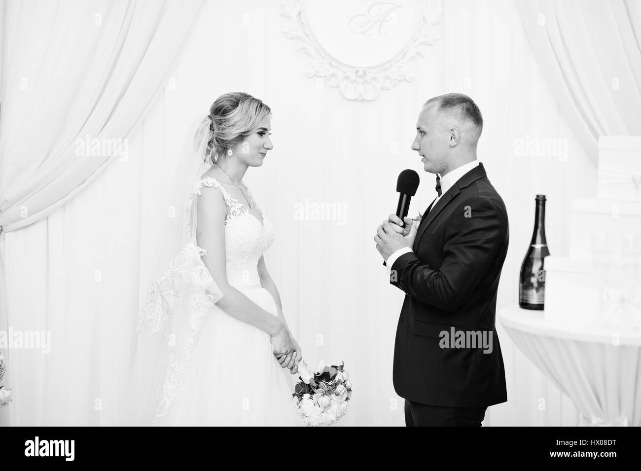 Marié discours, parler avec microphone pour son épouse à la cérémonie du mariage. Banque D'Images