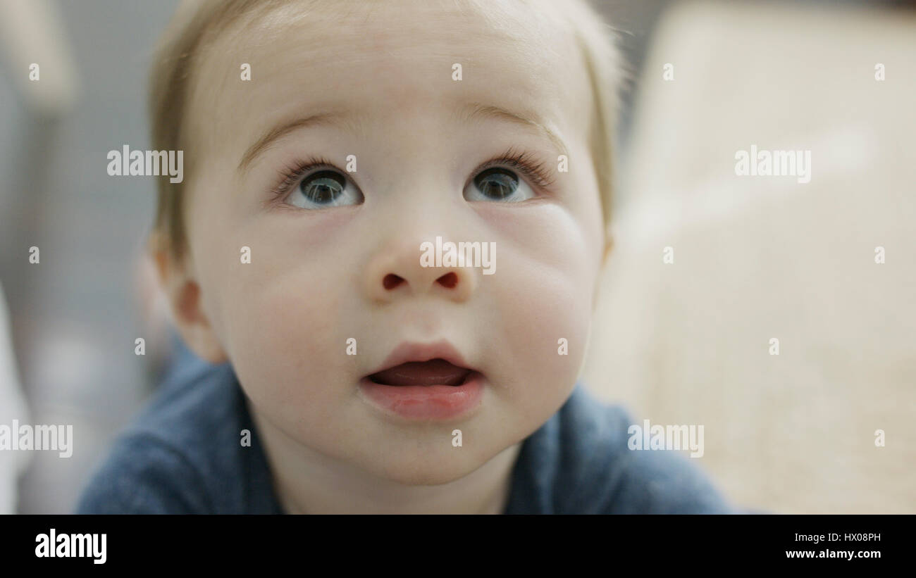 Close up de l'adorable petit garçon curieux jusqu'à Banque D'Images