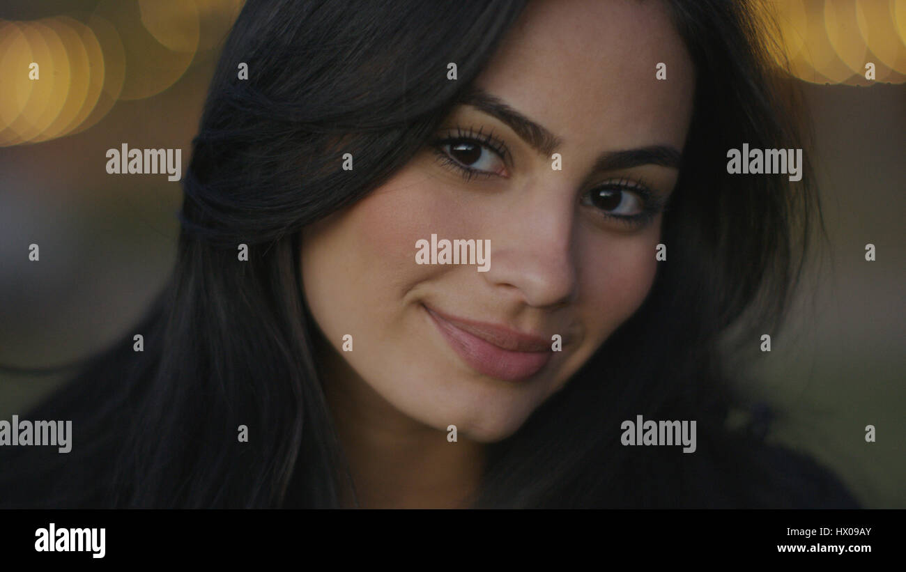 Close up portrait of smiling woman with long cheveux brun Banque D'Images
