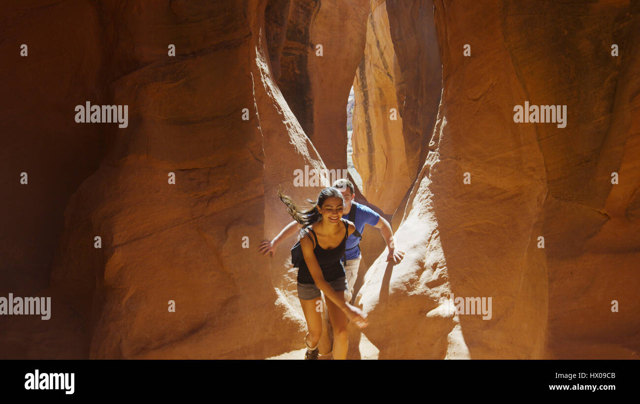 Portrait de petit ami et petite amie l'exploration de caverne dans des formations rocheuses pittoresques Banque D'Images