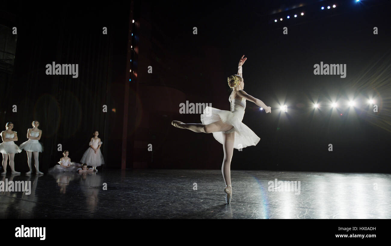 Vue arrière du danseur sérieux en costume d'effectuer sur scène dans le show Banque D'Images