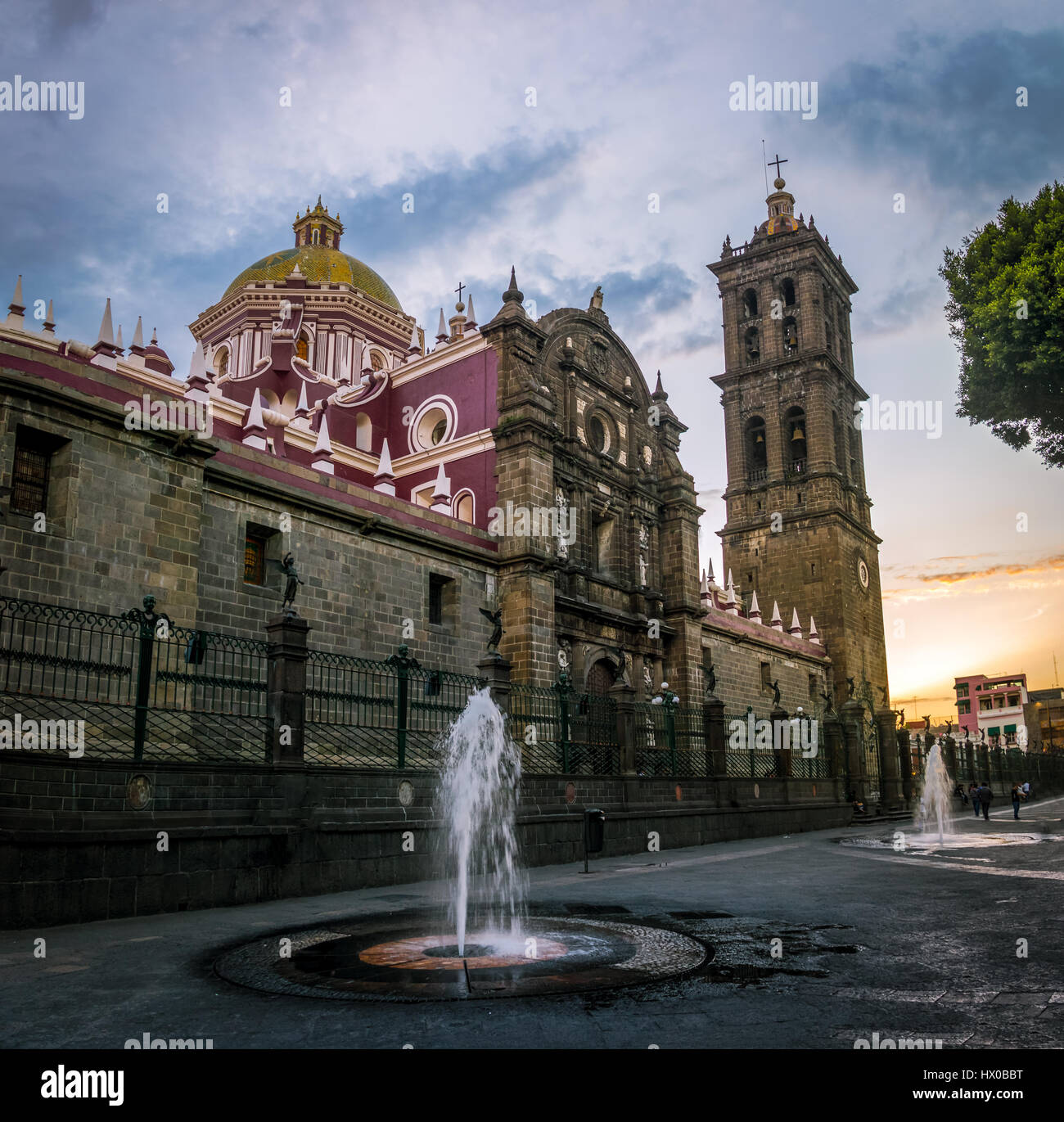 Cathédrale de Puebla au coucher du soleil - Puebla, Mexique Banque D'Images