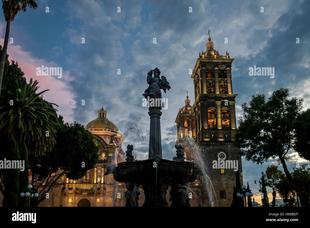 Fontaine et cathédrale de Puebla au coucher du soleil - Puebla, Mexique Banque D'Images