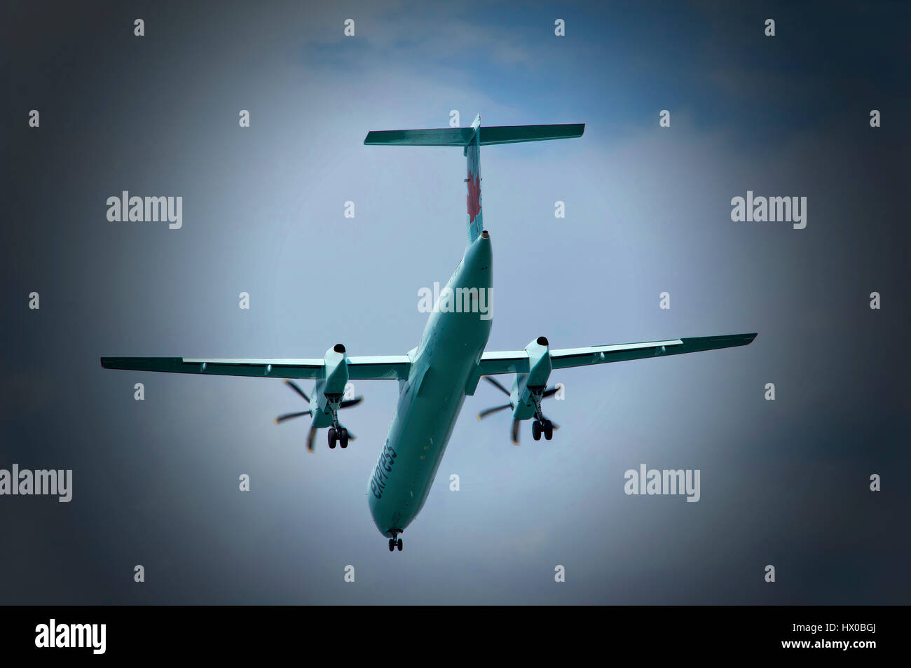 Avion à turbopropulseur volant dans le ciel Banque D'Images
