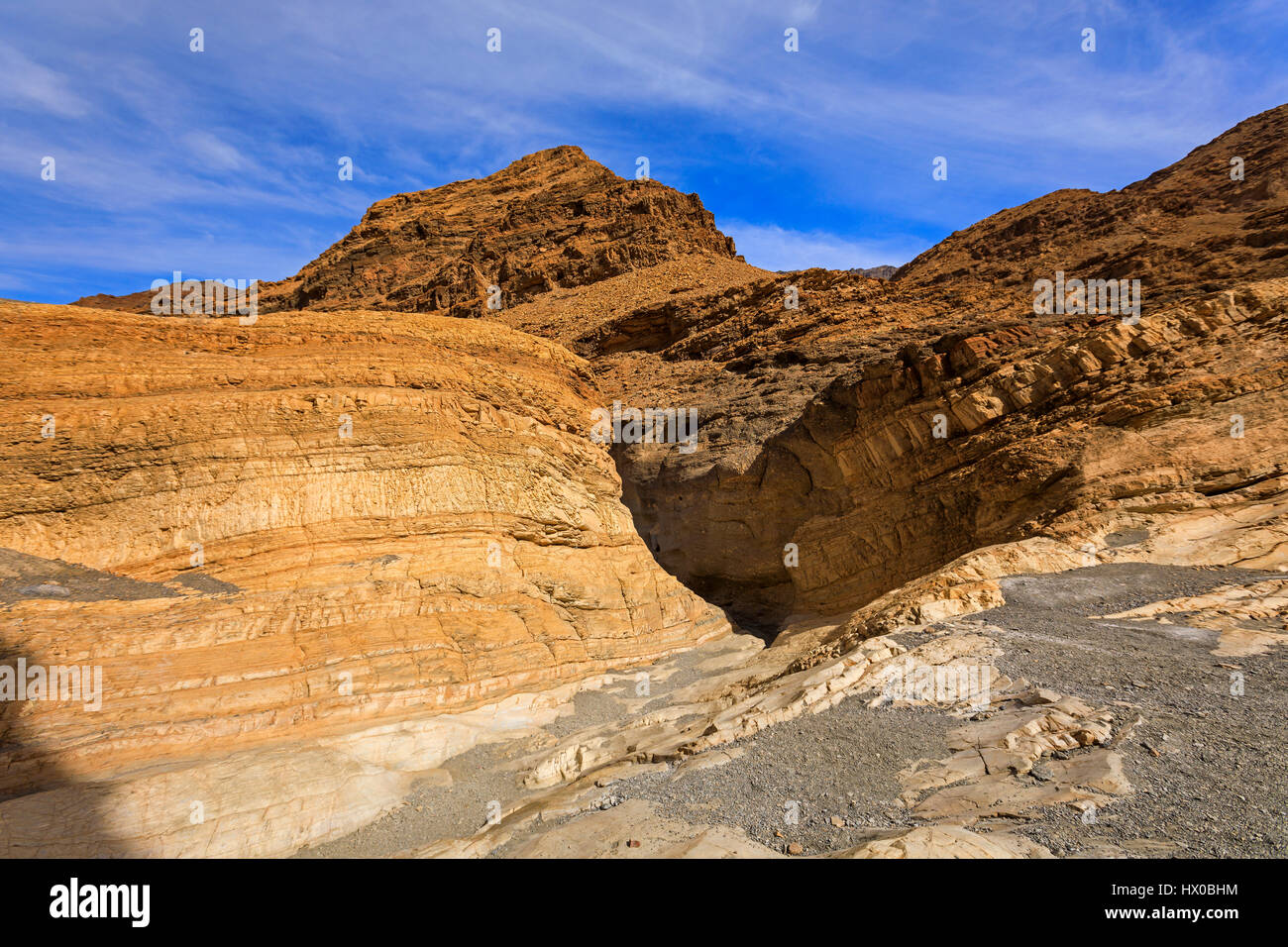 Cette vue regarde vers le bas à travers une section de passage de couleur cuivre de Mosaic Canyon dans la Death Valley National Park, California, USA. Banque D'Images