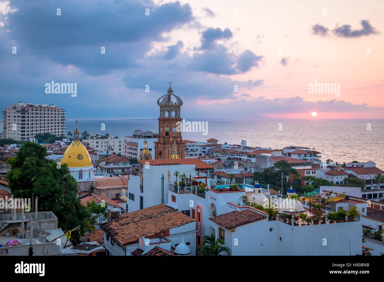 Vue aérienne du centre-ville de Puerto Vallarta au coucher du soleil - Puerto Vallarta, Jalisco, Mexique Banque D'Images