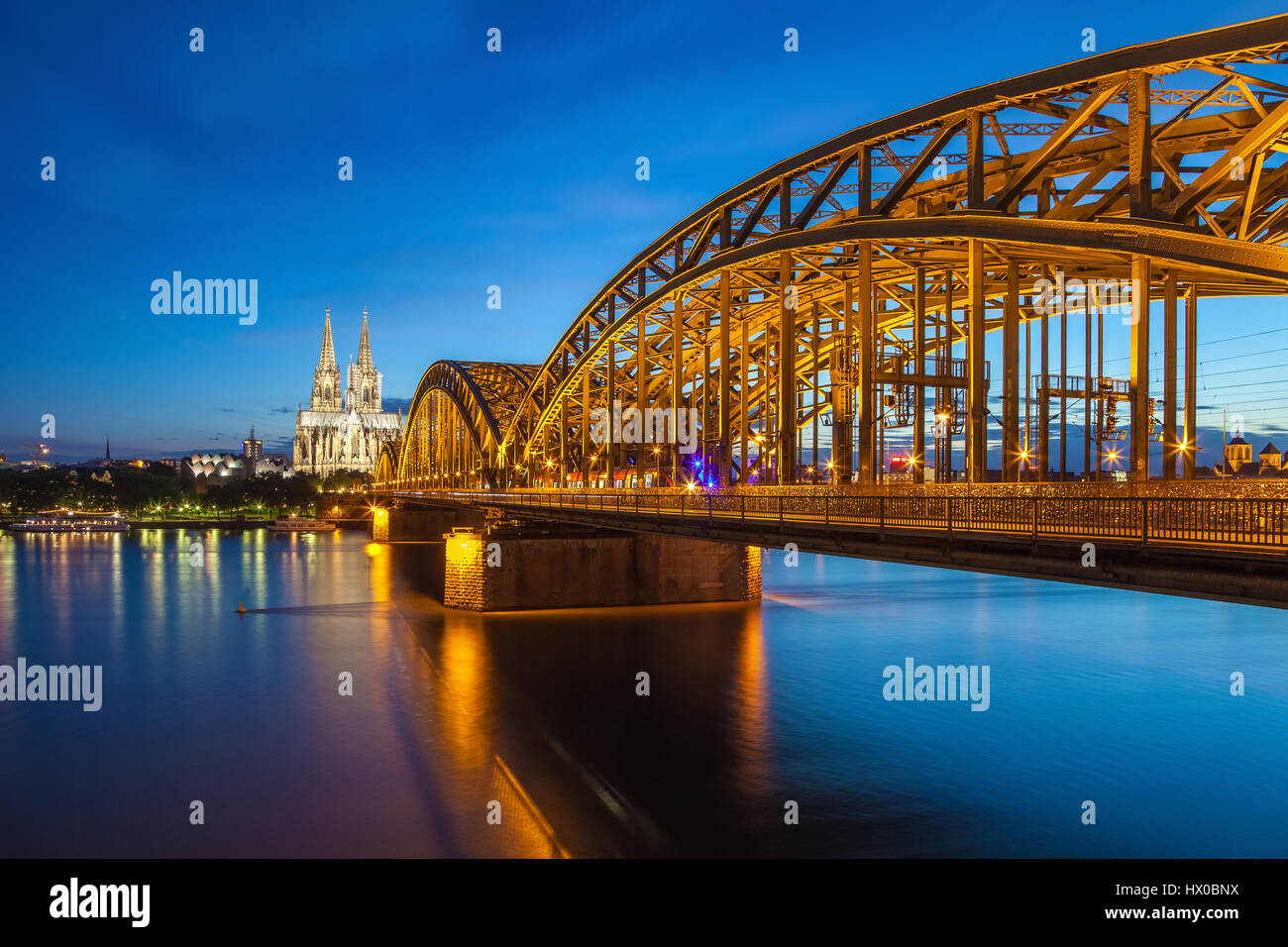 Cologne city skyline at night, Cologne, Allemagne Banque D'Images