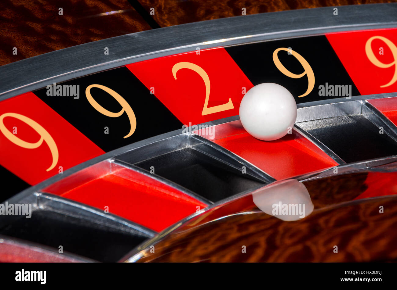 Concept de code casino classic 9-9-2-9-9 numéros roulette avec secteurs noir et rouge et blanc ball Banque D'Images