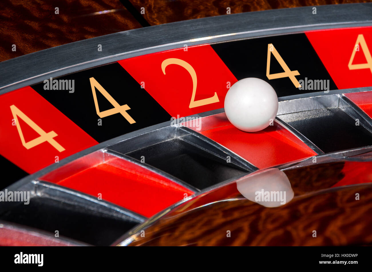 Concept de code casino classic 4-4-2-4-4 numéros roulette avec secteurs noir et rouge et blanc ball Banque D'Images