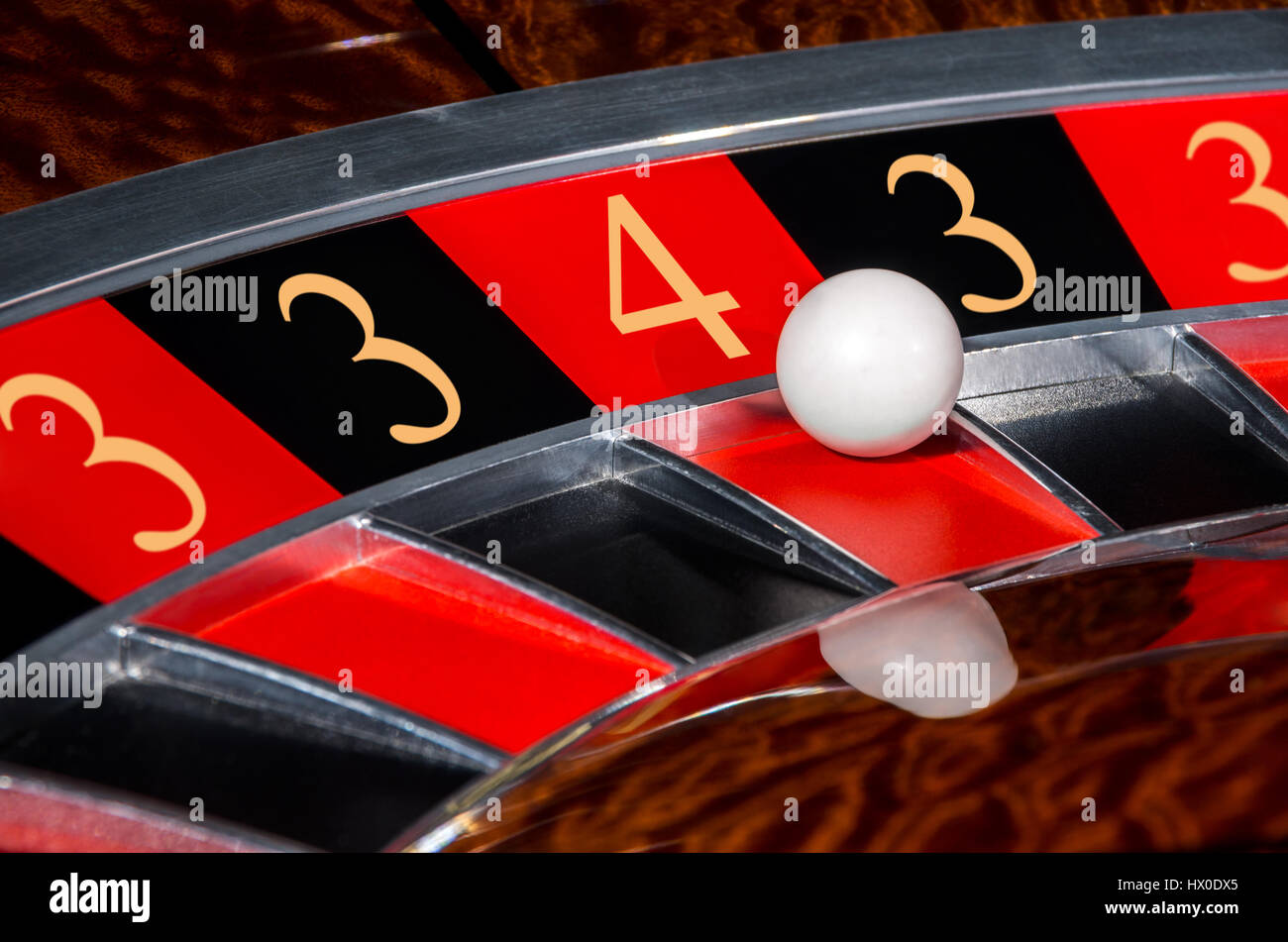 Concept de code casino classic 3-3-4-3-3 numéros roulette avec secteurs noir et rouge et blanc ball Banque D'Images