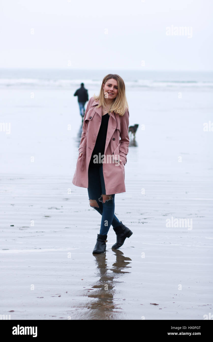 Jeune femme blonde portant manteau rose sur Noir Rock Sands Beach Photo  Stock - Alamy