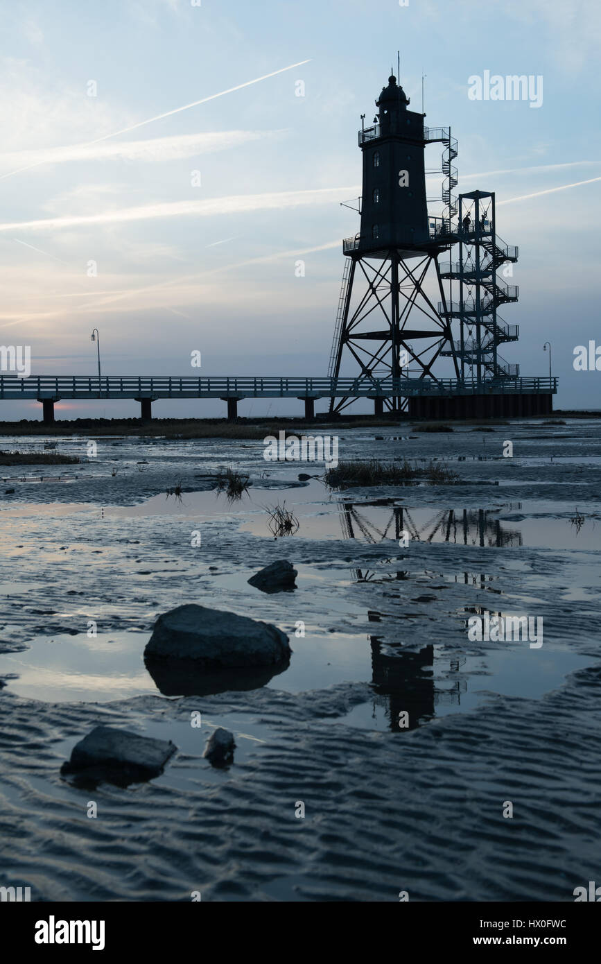 Obereversand picturasque phare au coucher du soleil sur la mer du Nord Banque D'Images