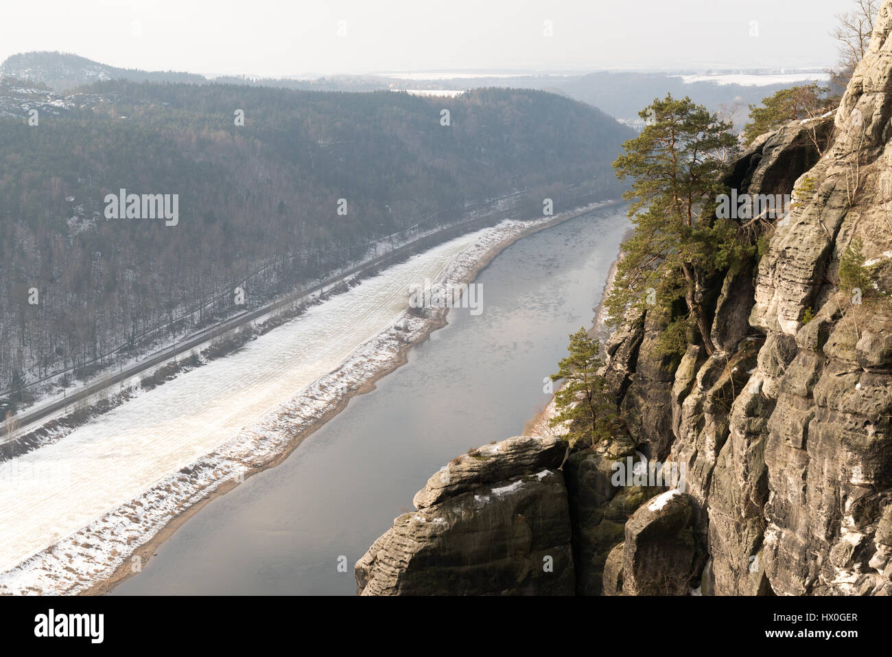 Vue sur la vallée enneigée en parc national Saechsische Schweiz - Suisse Saxonne Parc National, Allemagne Banque D'Images