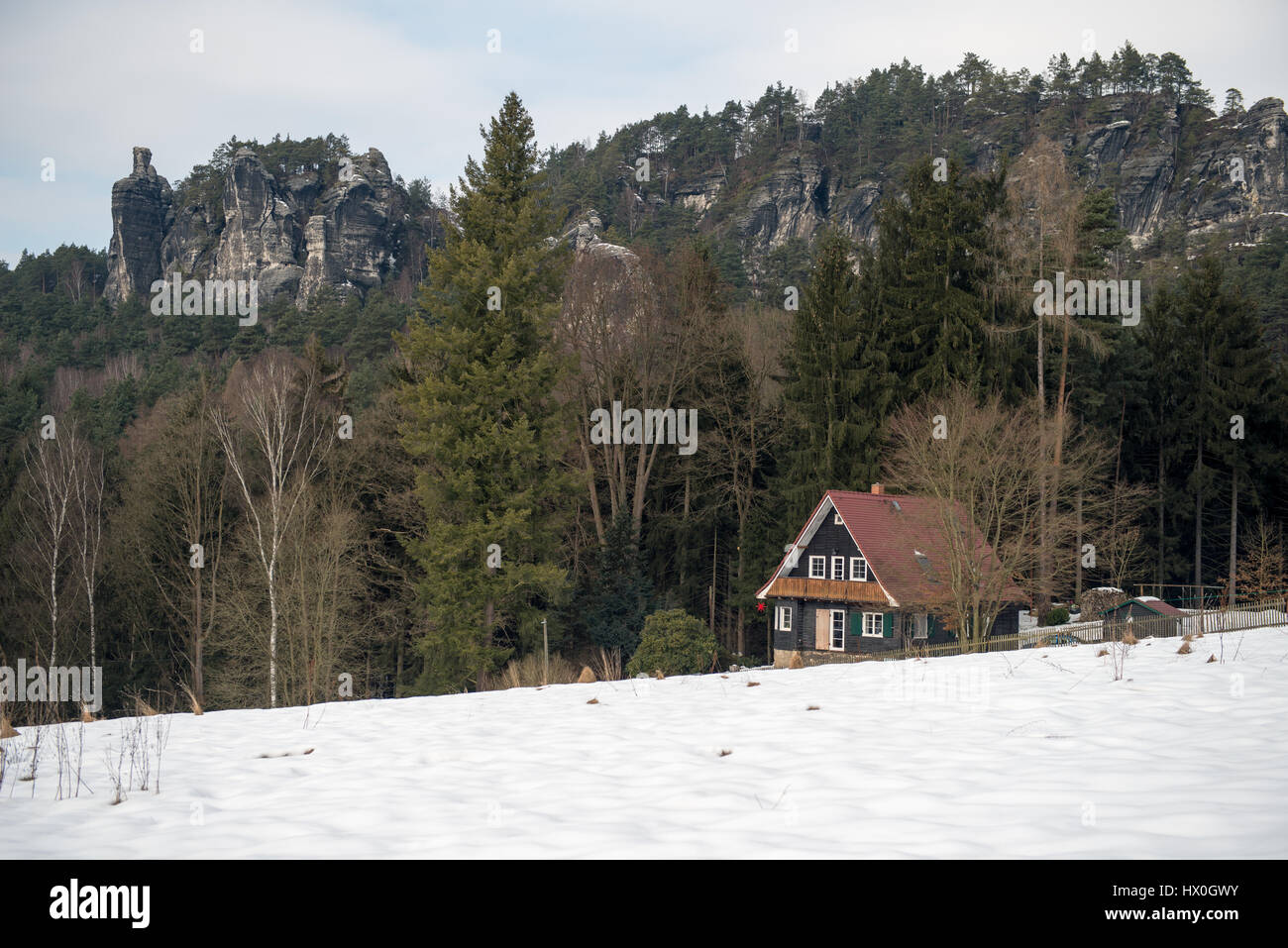 Vue sur la vallée enneigée en parc national Saechsische Schweiz - Suisse Saxonne Parc National, Allemagne Banque D'Images Vue sur la vallée enneigée en parc national Saechsische Schweiz - Suisse Saxonne Parc National, Allemagne Banque D'Images