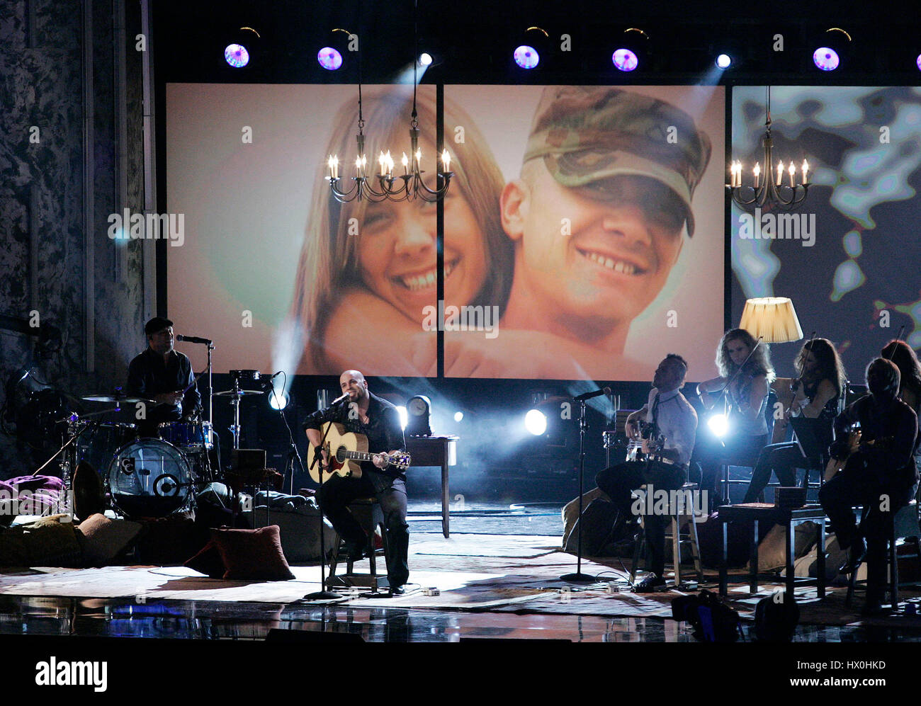 Chris Daughtry joue sur la guitare acoustique à la 2007 American Music Awards au Nokia Center de Los Angeles le dimanche, Novembre 18, 2007. Crédit photo : Francis Specker Banque D'Images