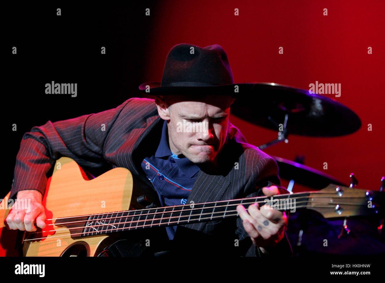 Le bassiste Michael 'Hunter' Balzary, du groupe de rock Red Hot Chili Peppers, effectue à Hollywood, CA au cours de la troisième assemblée annuelle au profit du charivari Silverlake Conservatory of Music le samedi 5 mai 2007. Crédit photo : Francis Specker Banque D'Images