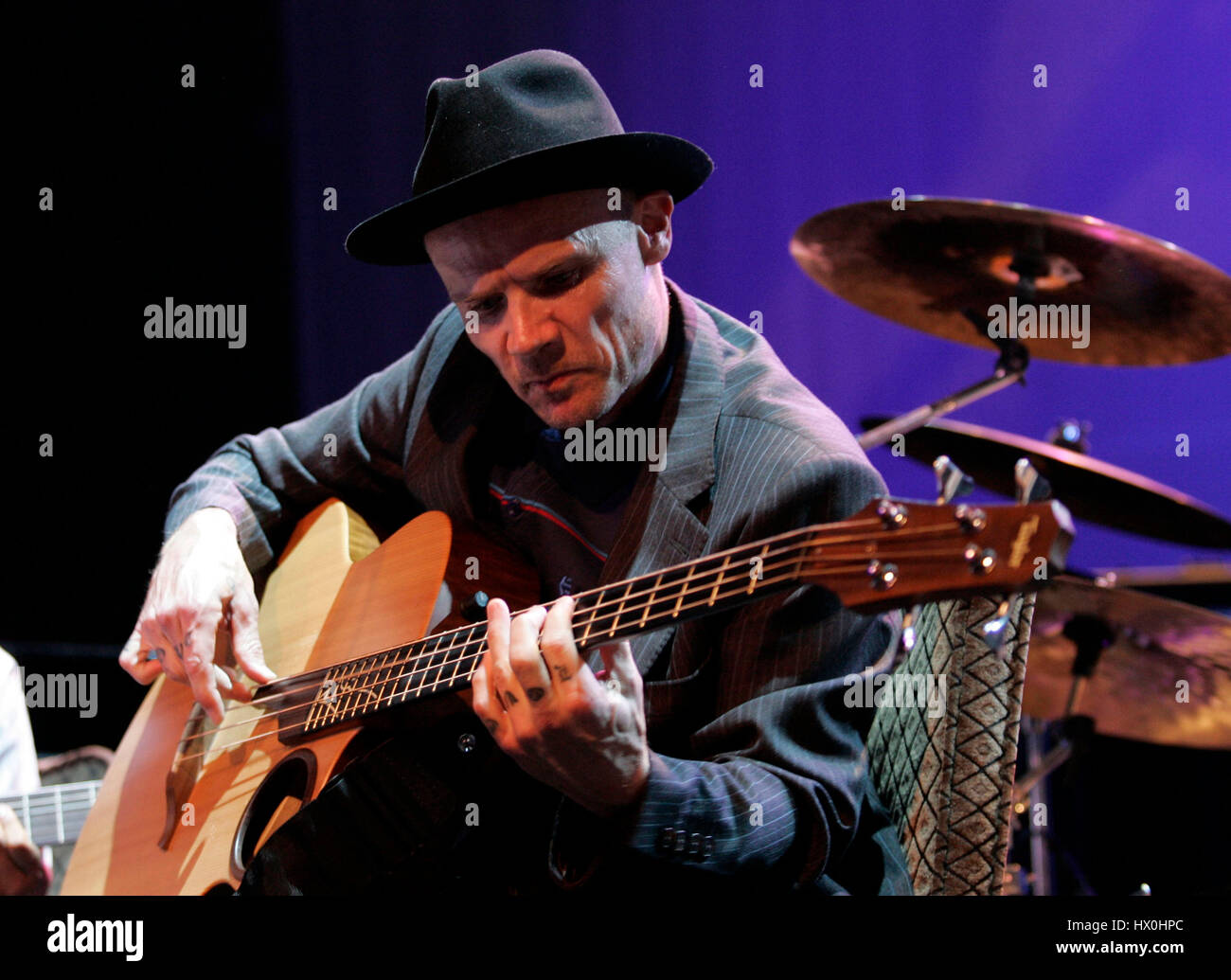 Le bassiste Michael 'Hunter' Balzary, du groupe de rock Red Hot Chili Peppers, effectue à Hollywood, CA au cours de la troisième assemblée annuelle au profit du charivari Silverlake Conservatory of Music le samedi 5 mai 2007. Crédit photo : Francis Specker Banque D'Images