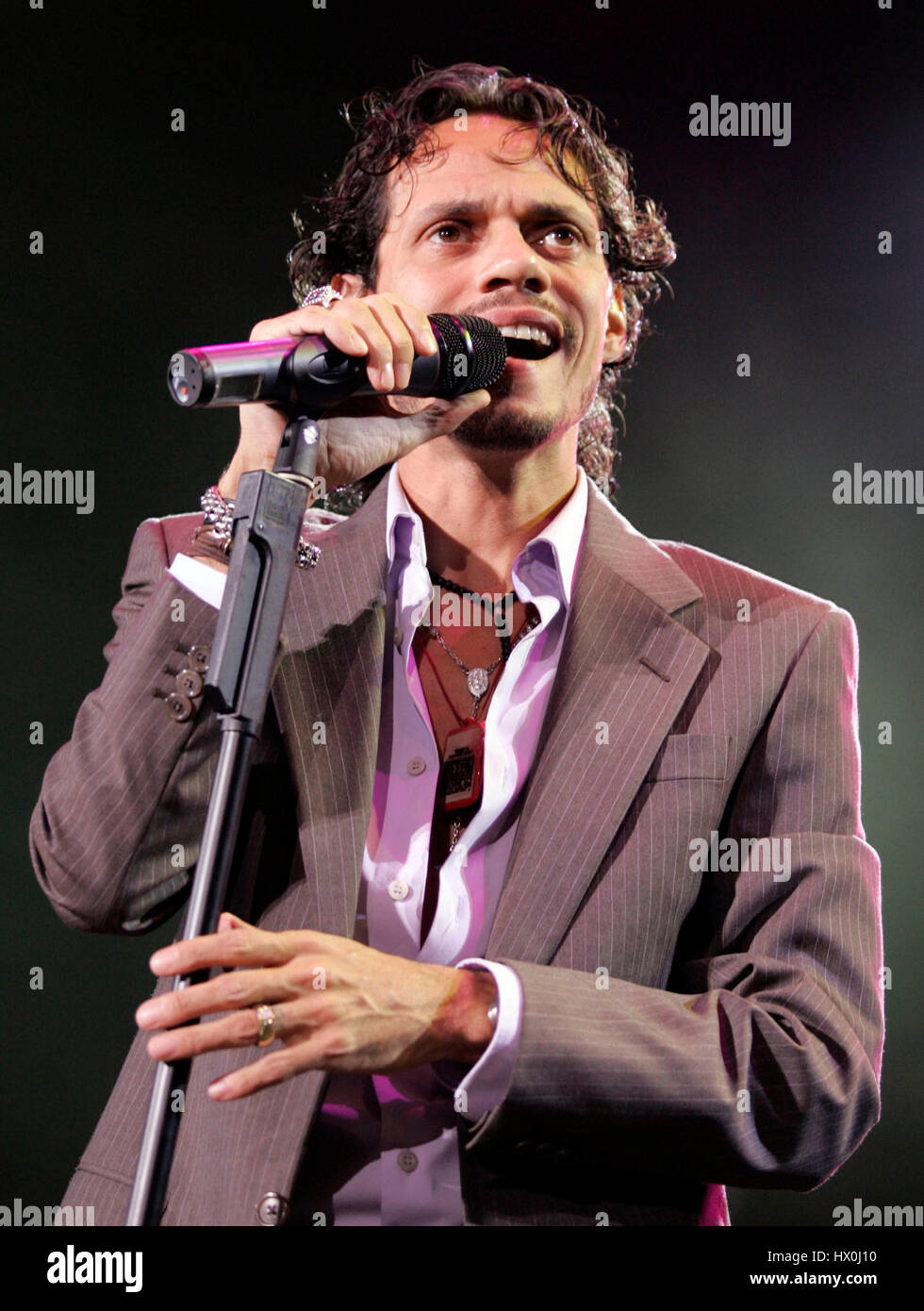 Le chanteur Marc Anthony effectue lors d'un concert à Irvine, en Californie le mercredi, 25 août 2005. Photo par Francis Specker Banque D'Images