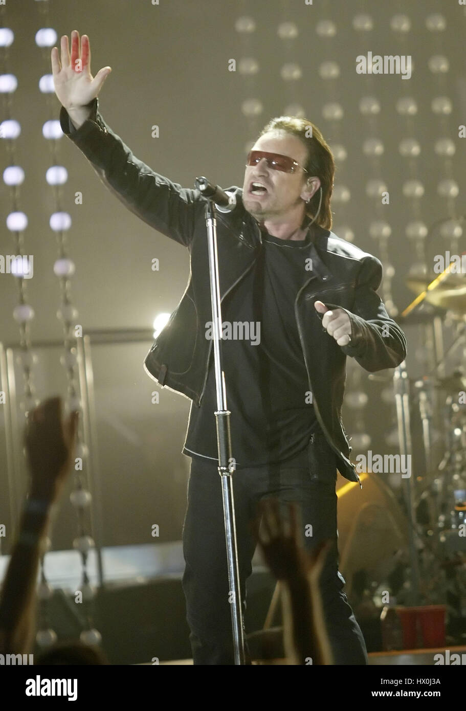 Chanteur de U2, Bono, de concert à San Diego, CA, le 28 mars 2005 Crédit photo : Francis Specker Banque D'Images