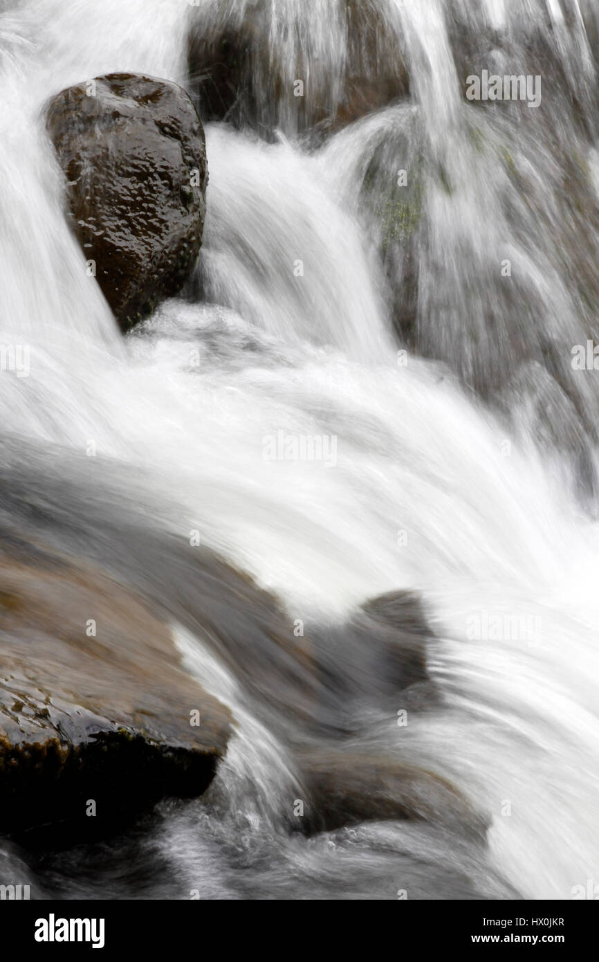 Ruisseau de montagne au débit rapide et rock Banque D'Images