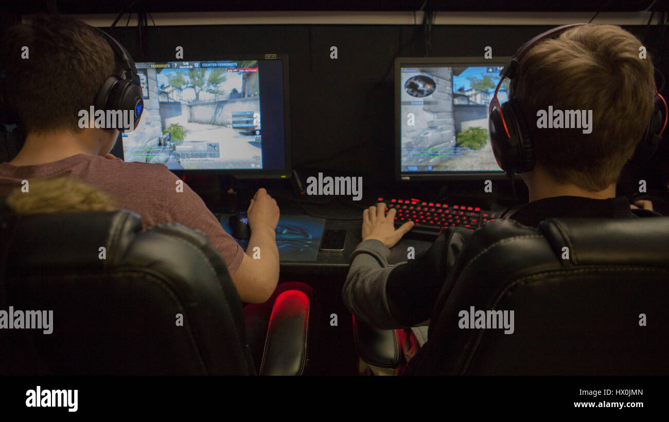 Les équipes jouent en 5V5 Counter Strike global offensive au réseau local talk and surf gaming à Cardiff au Pays de Galles. Banque D'Images