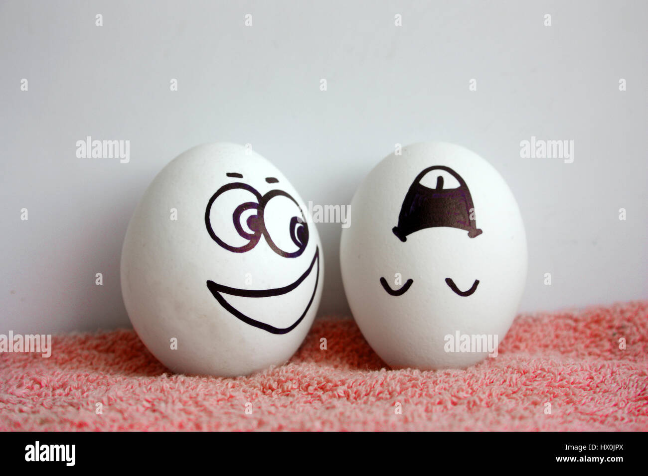Les œufs sont de bonne humeur avec un visage. Deux morceaux. Concept d'admirer. La photo pour votre conception Banque D'Images