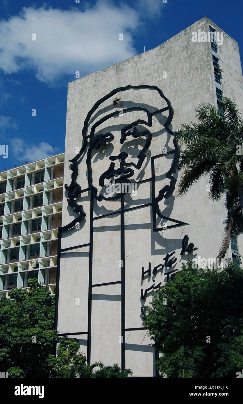 Portrait de Che Guevara, dans le fil de bronze, ornant le ministère de l'intérieur, Plaza de la Revolucion, Ville de La Havane, Cuba Banque D'Images