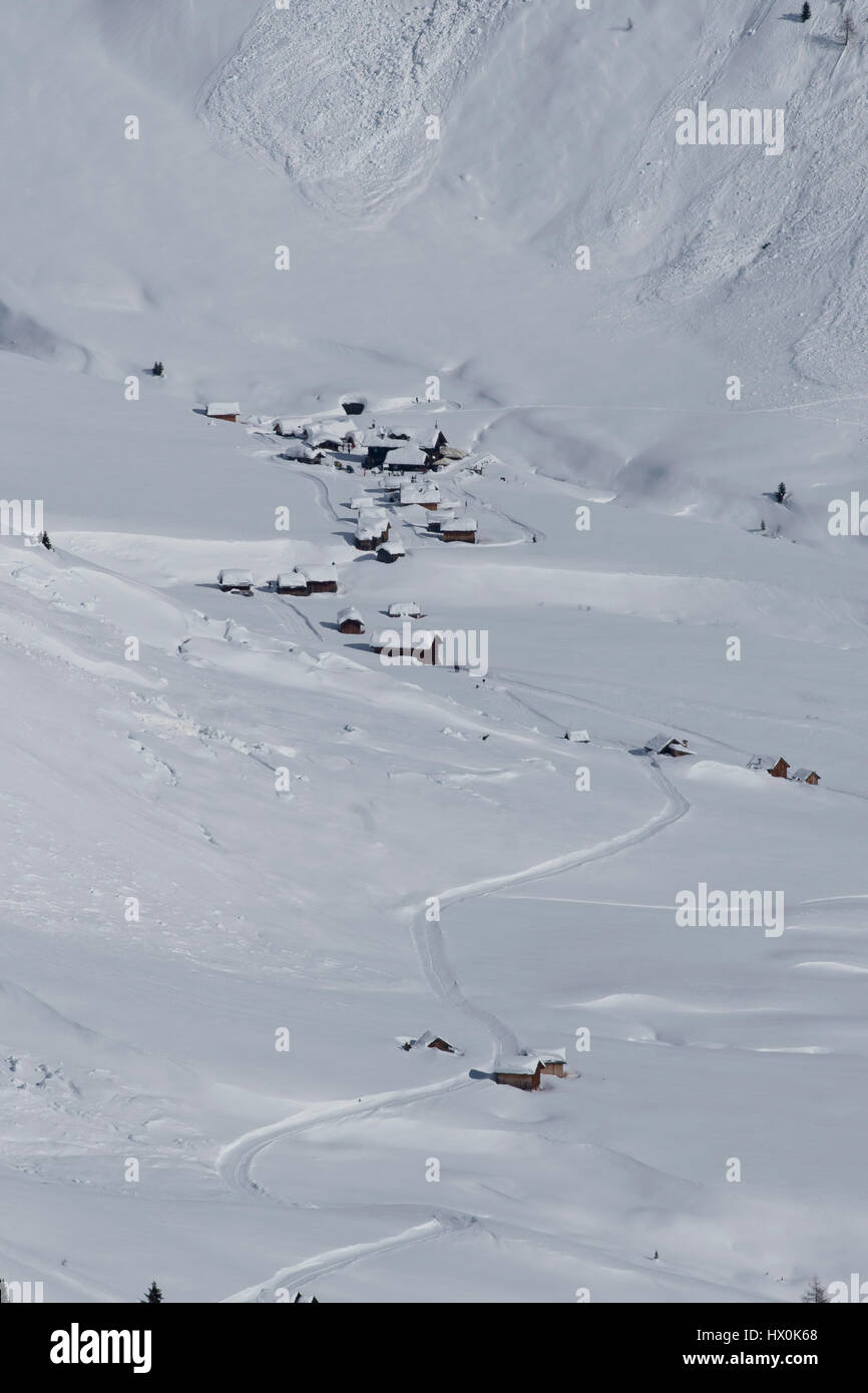 Le petit village de Fuciade près de Passo San Pellegrino entre le Trentin et la Vénétie Banque D'Images